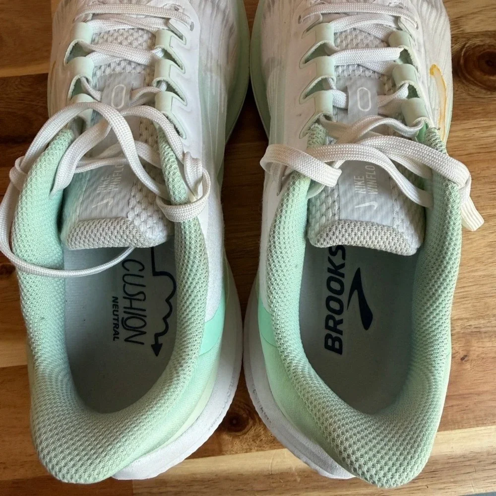 Nike Air Winflo 9 in White Barely Green
